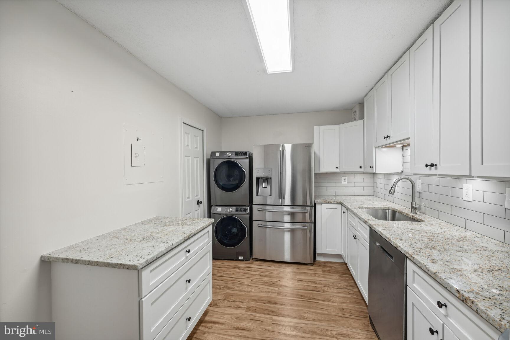 203 Yoakum Pkwy #805