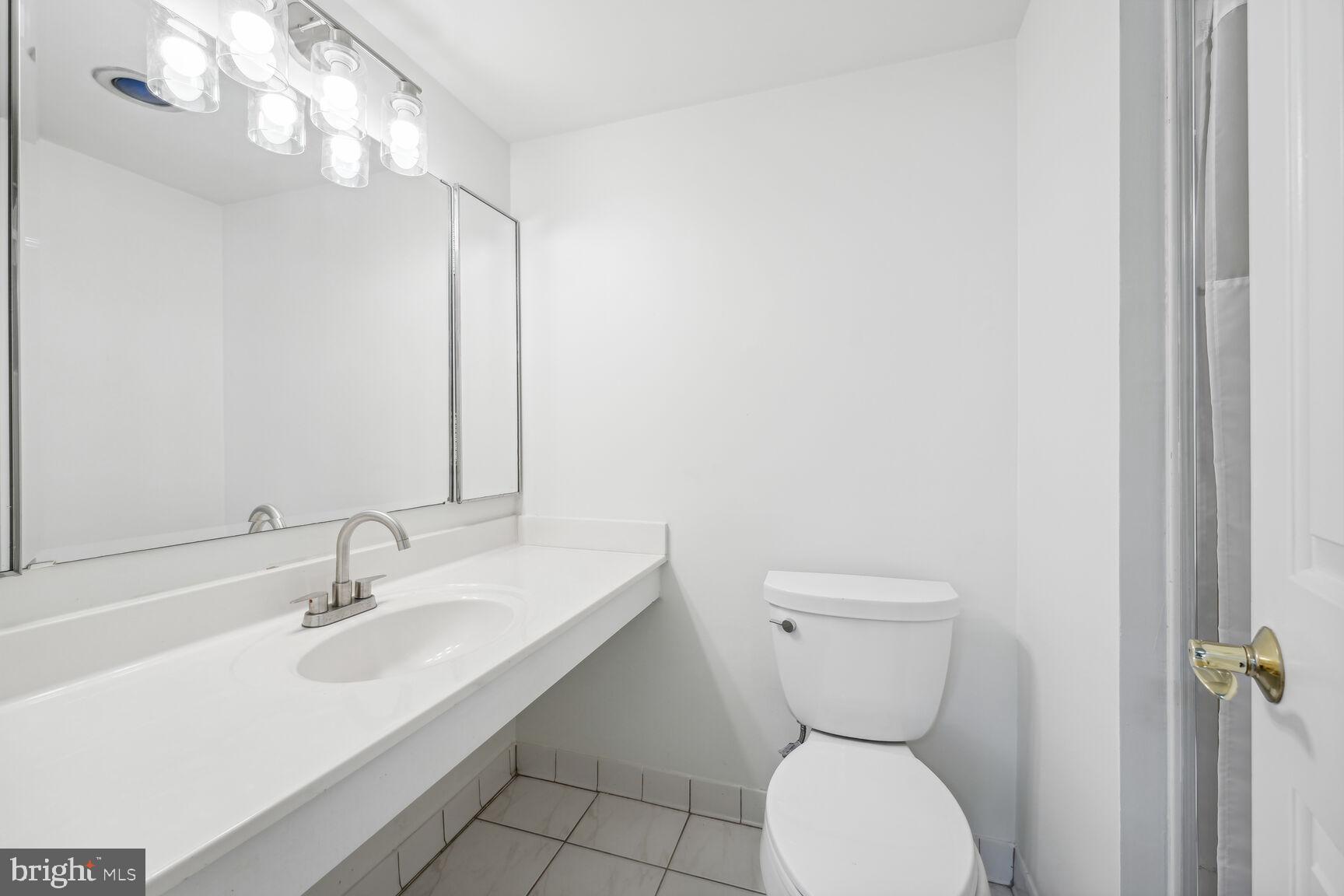 203 Yoakum Pkwy #805