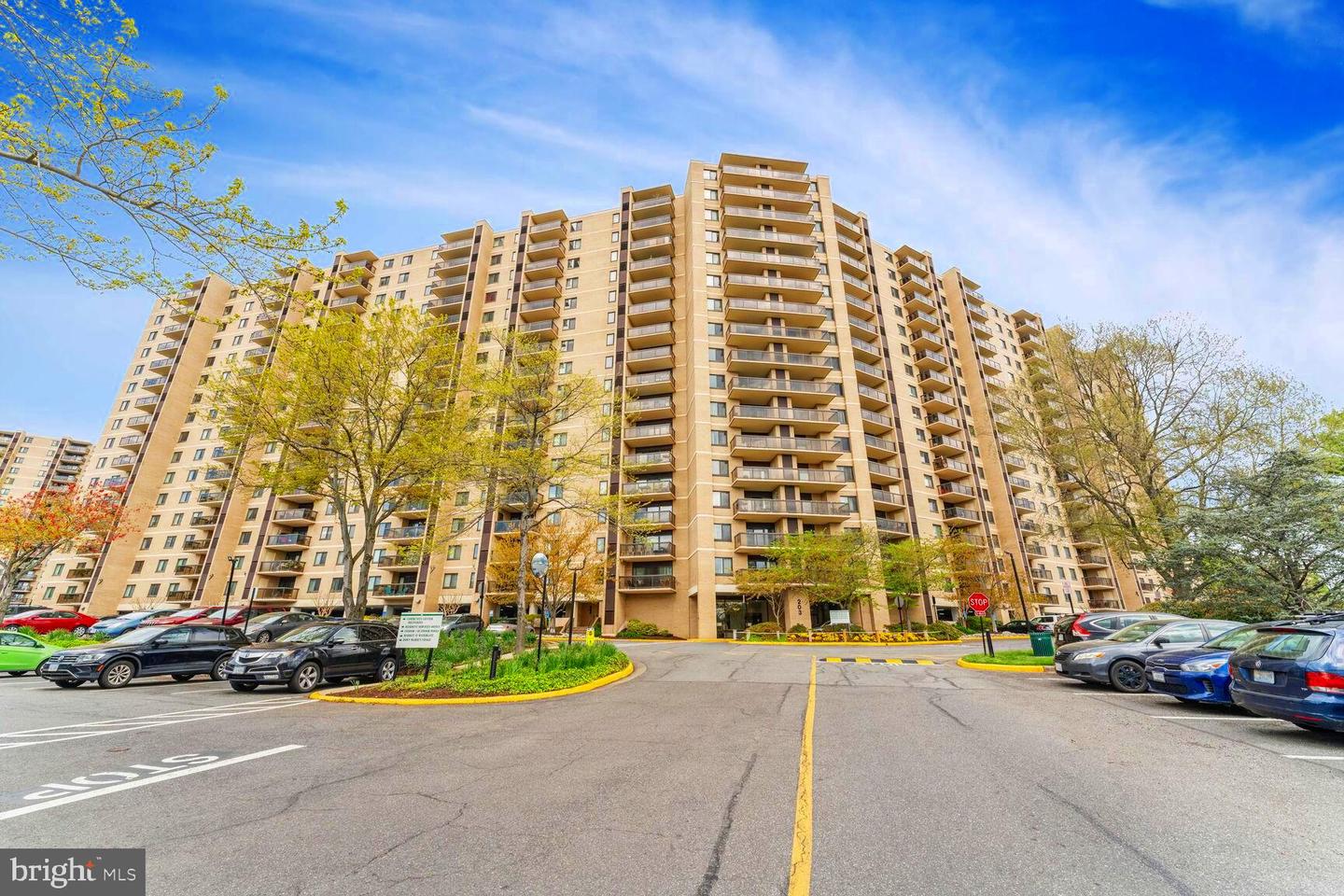 203 Yoakum Pkwy #805