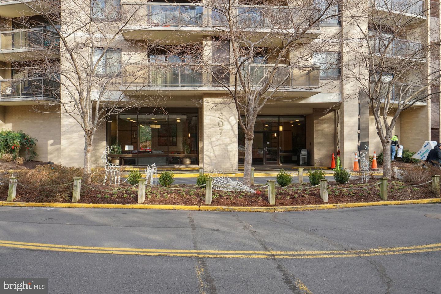 307 YOAKUM PKWY #1015