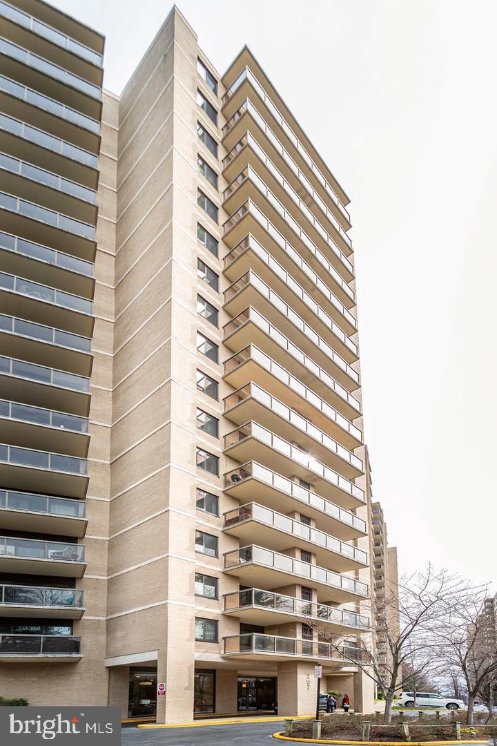 307 YOAKUM PKWY #1015