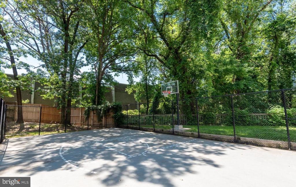 3306 Wyndham Cir #325