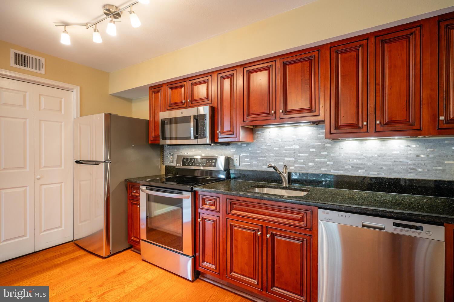 3306 Wyndham Cir #325