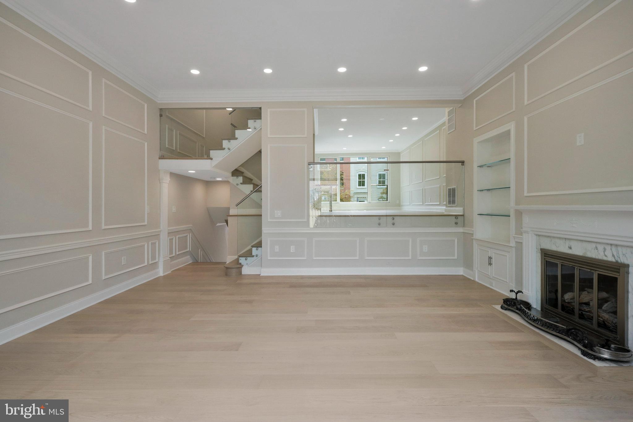 105 QUEEN ST