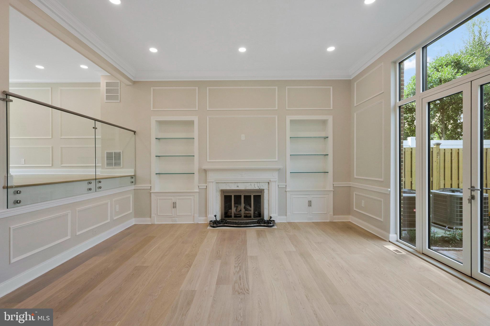 105 QUEEN ST