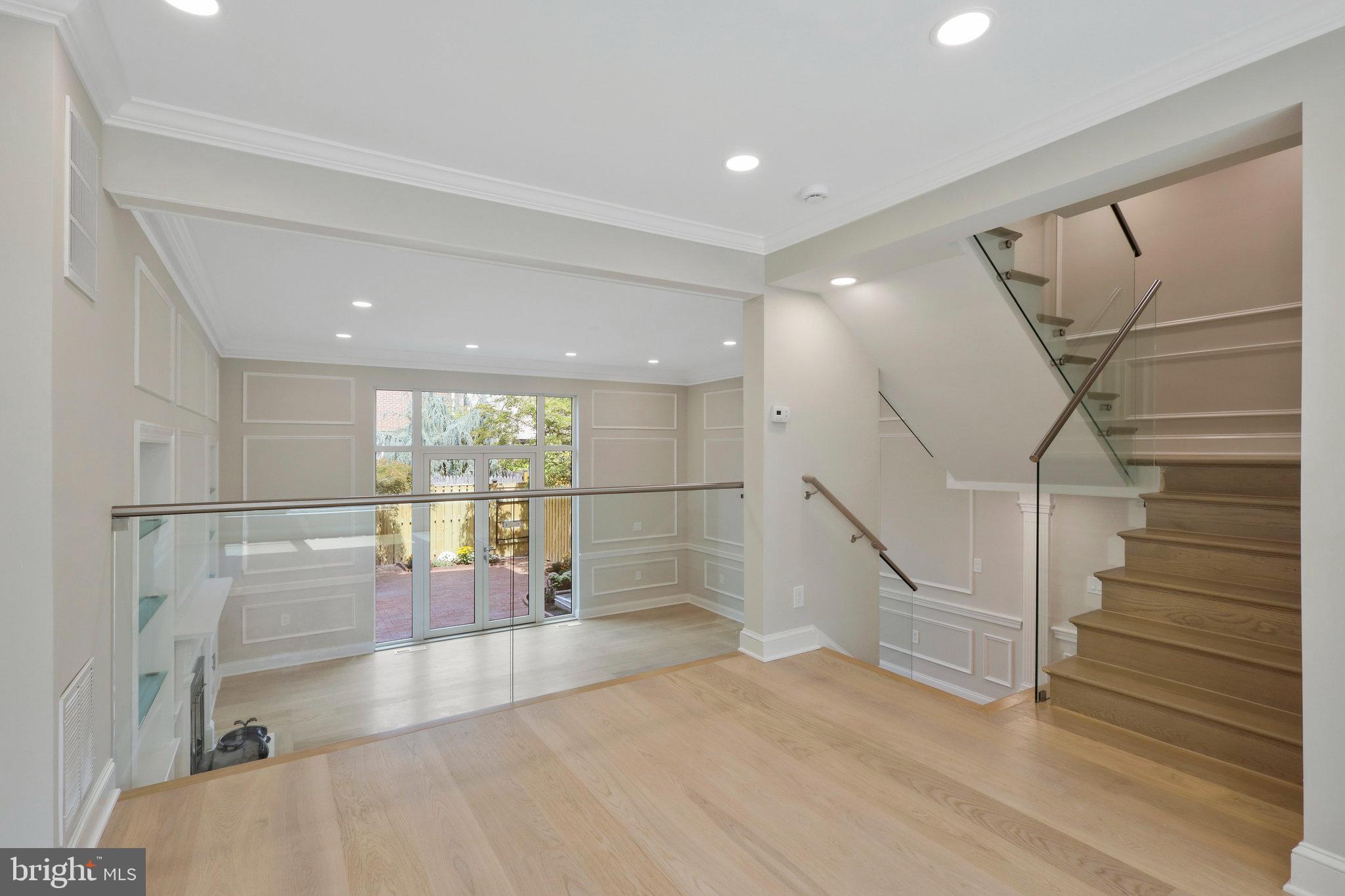 105 QUEEN ST