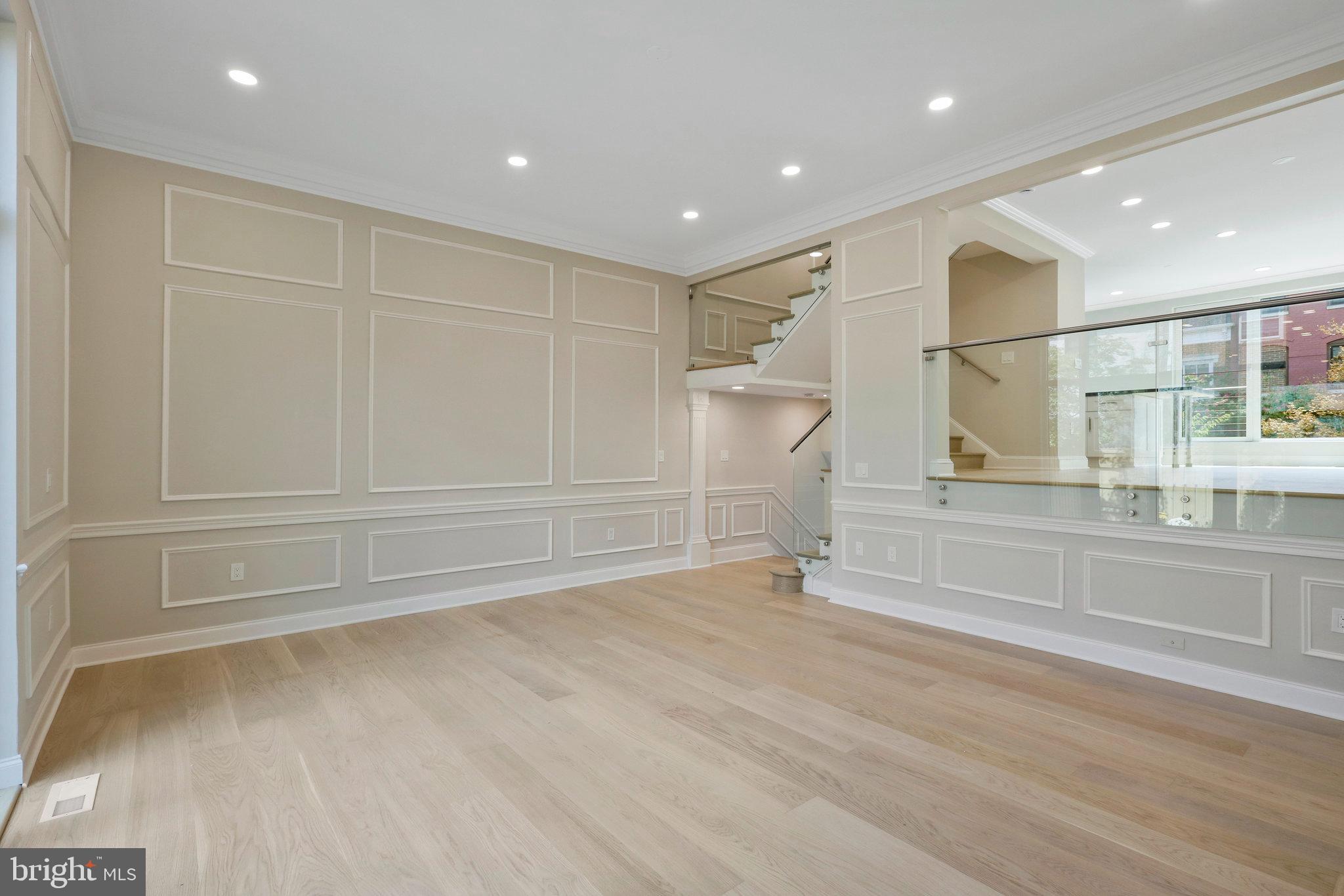 105 QUEEN ST