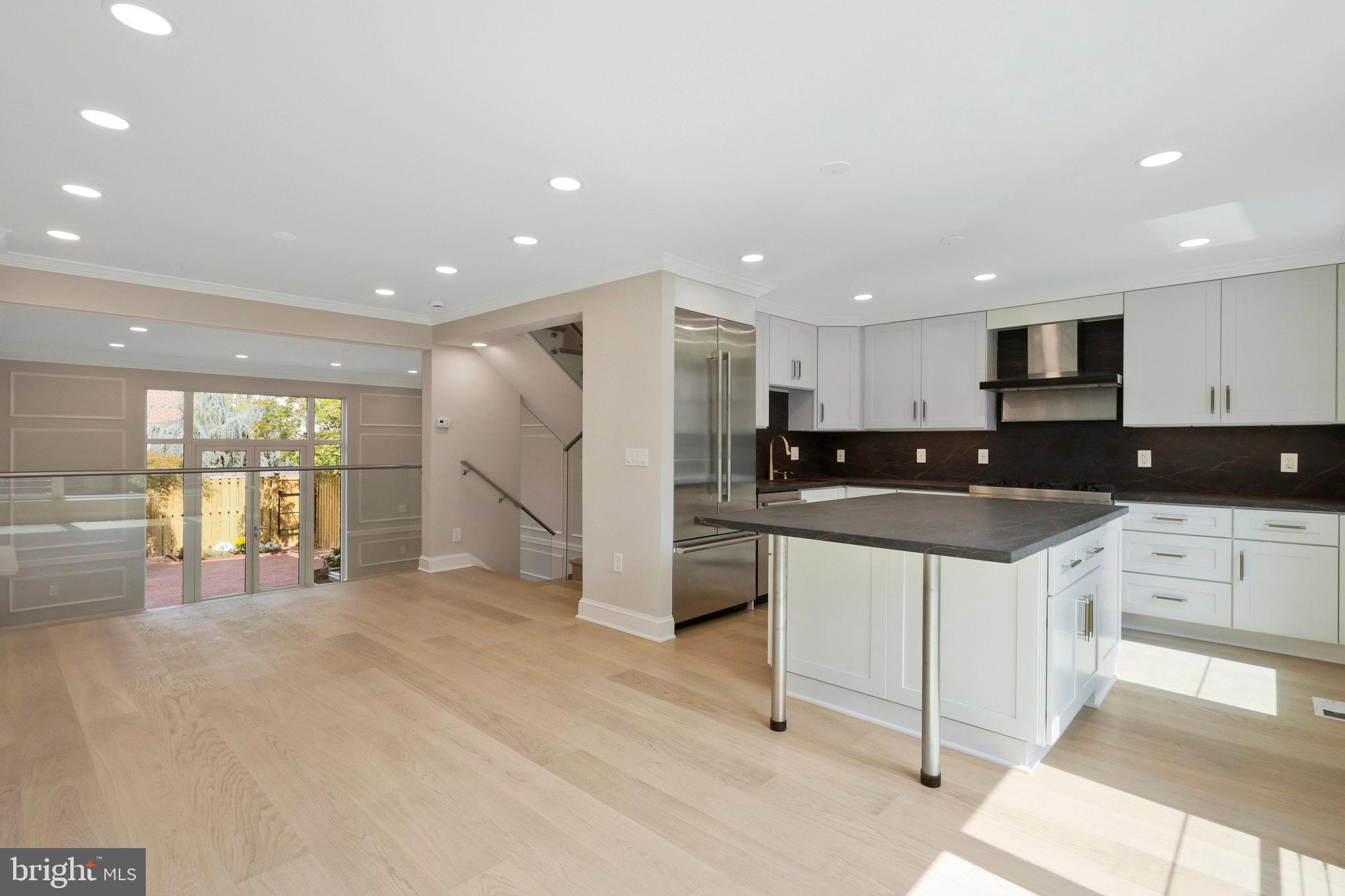 105 QUEEN ST