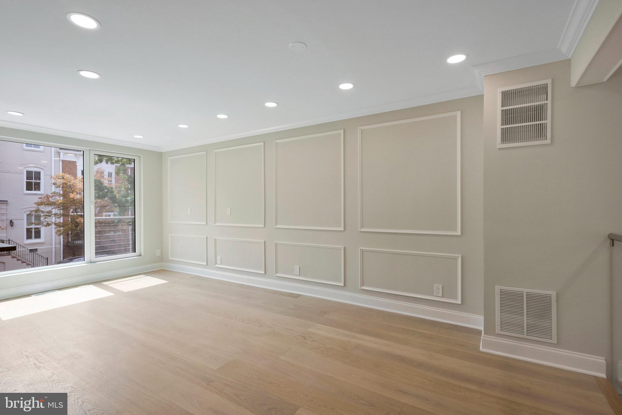 105 QUEEN ST