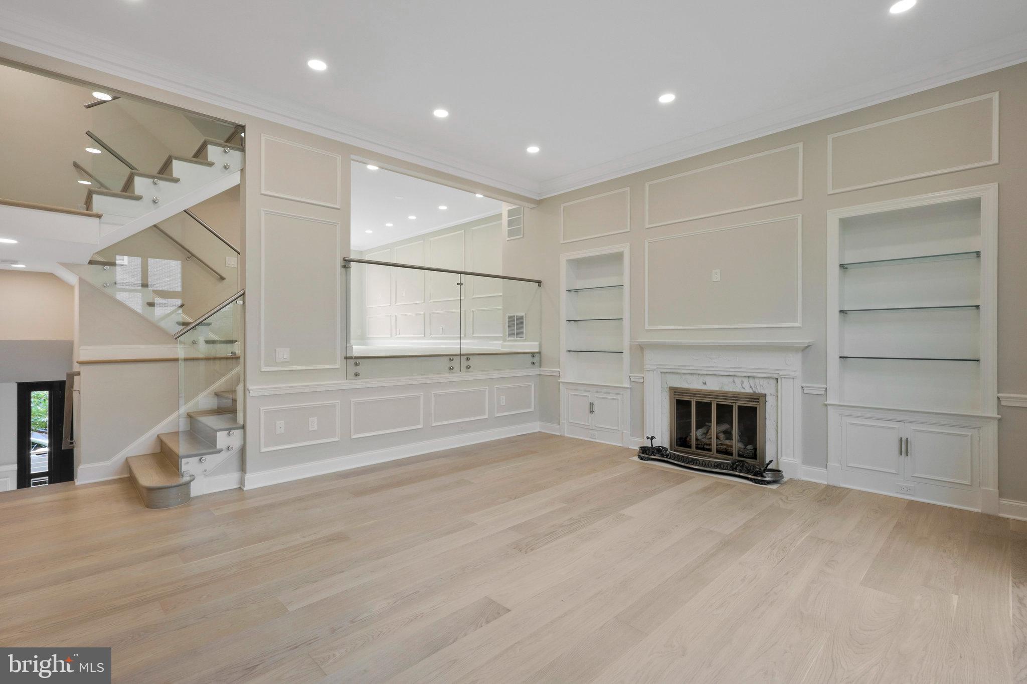 105 QUEEN ST