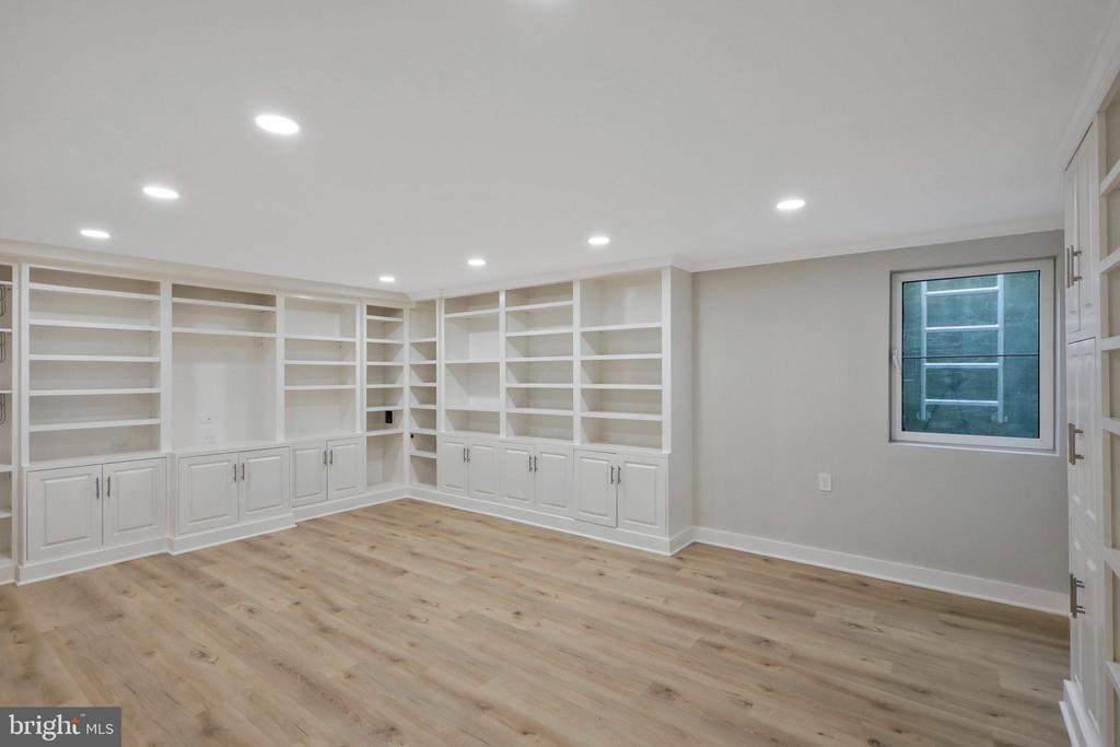 105 QUEEN ST