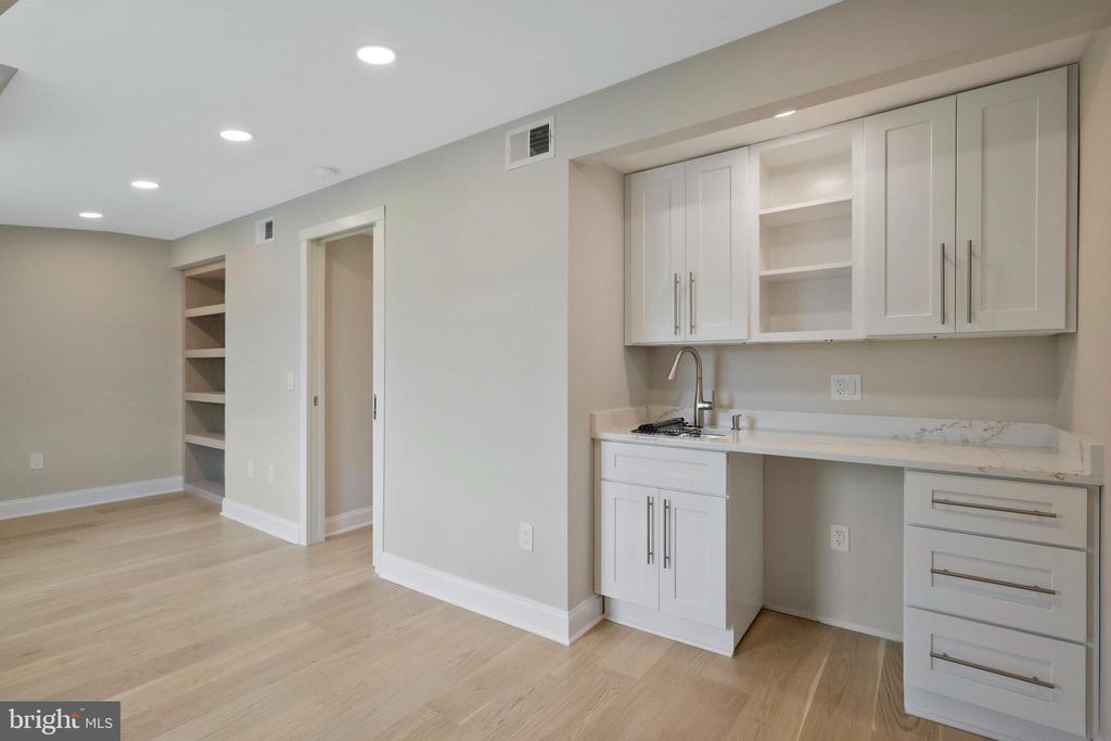 105 QUEEN ST