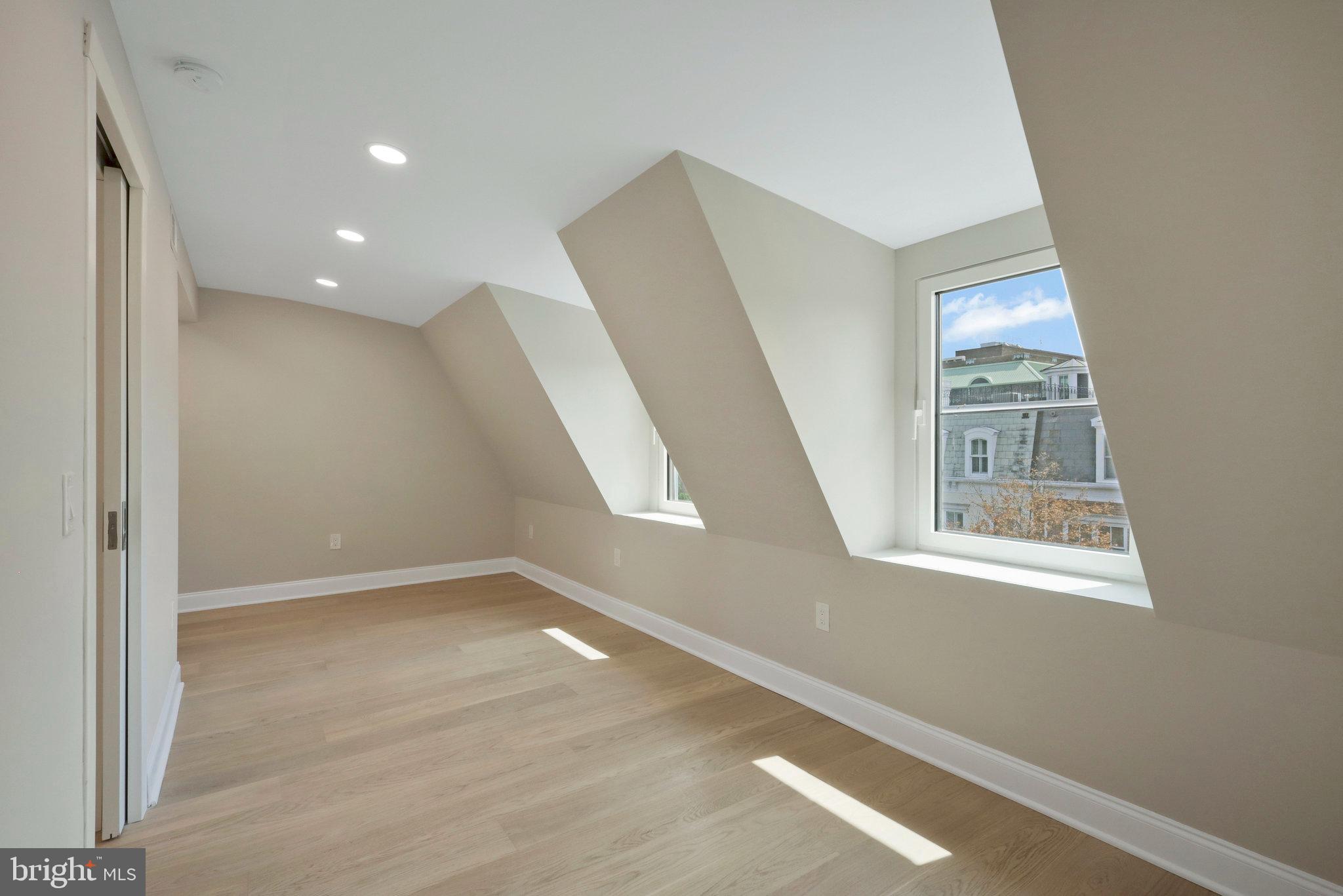 105 QUEEN ST