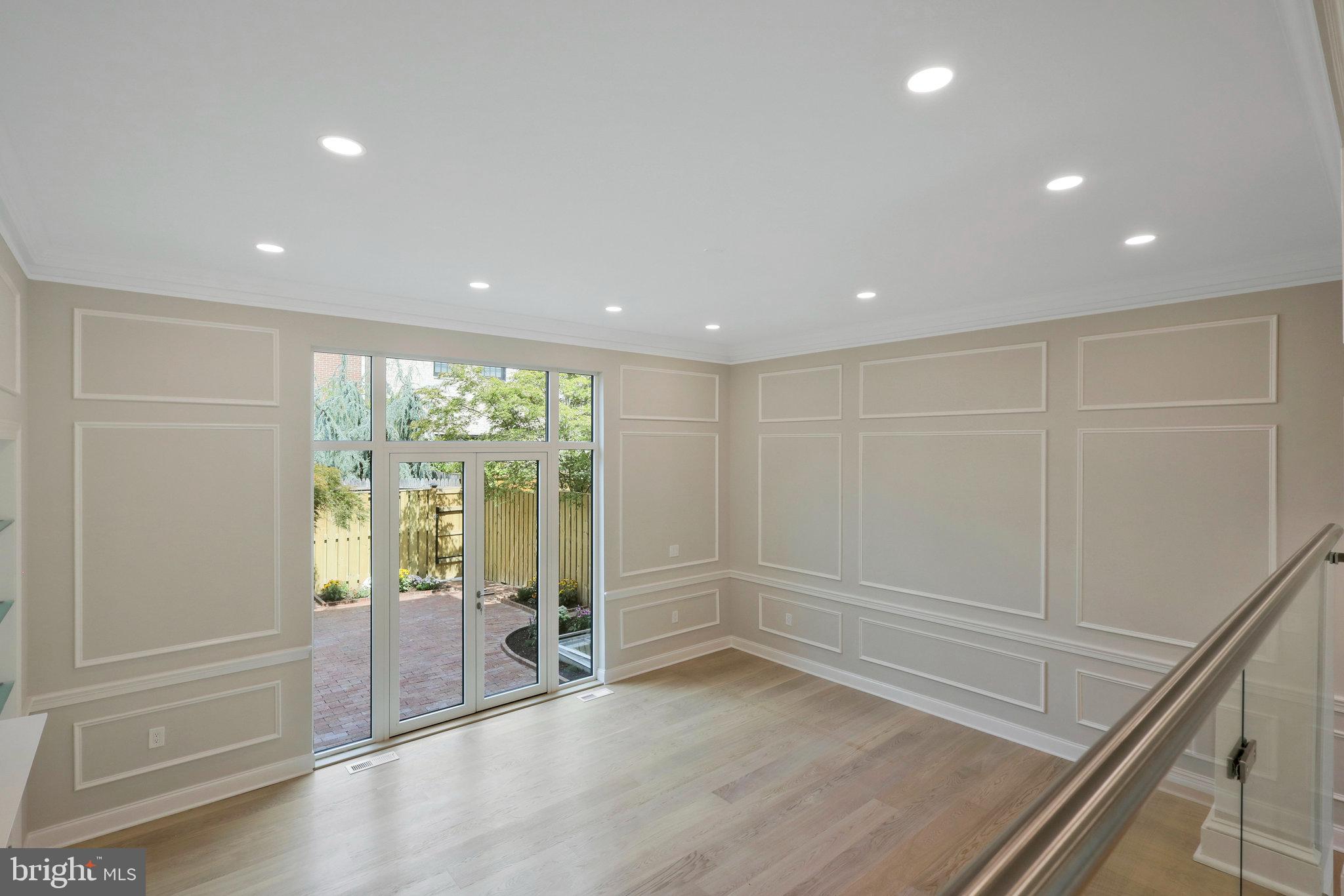 105 QUEEN ST