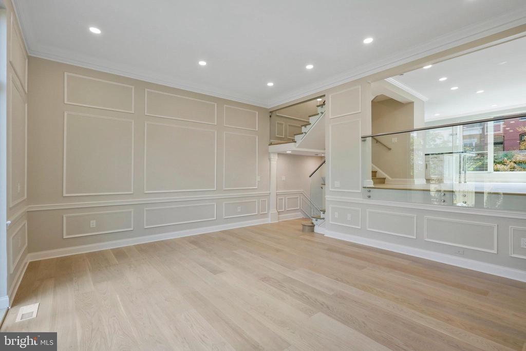 105 QUEEN ST