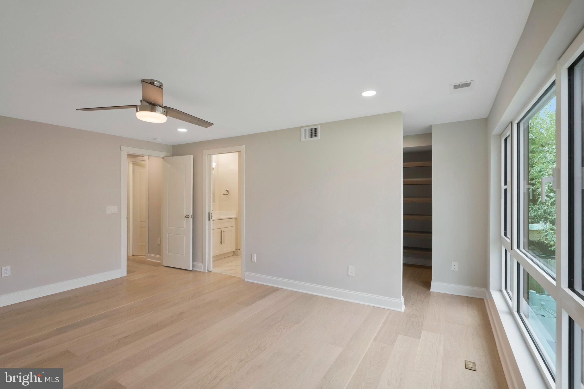 105 QUEEN ST
