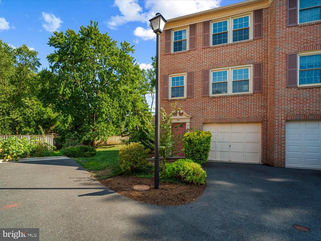 722 W Glebe Rd
