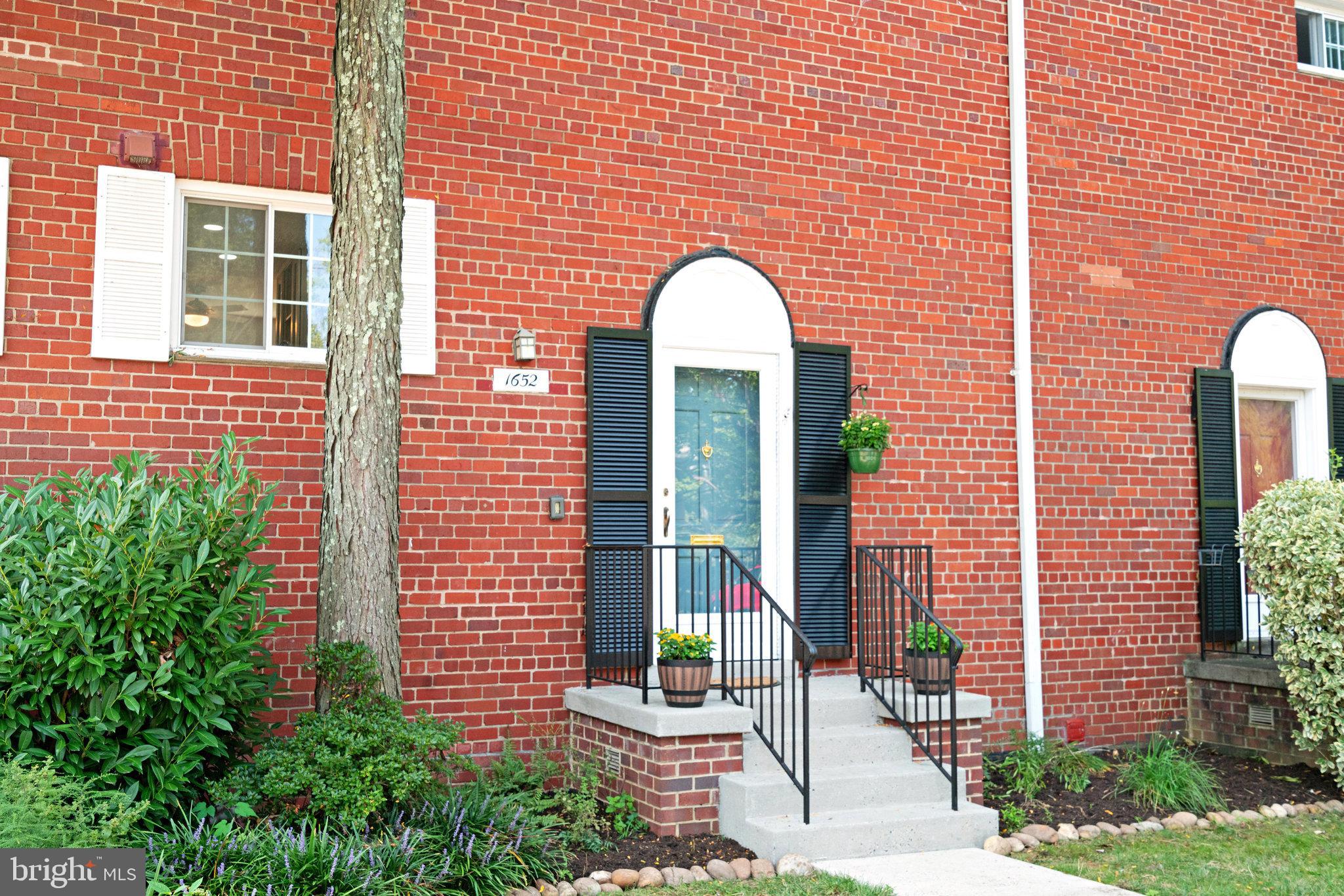 1652 MOUNT EAGLE PLACE