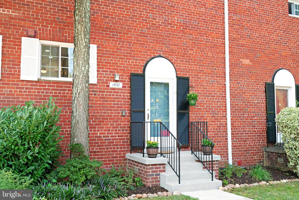 1652 MOUNT EAGLE PLACE