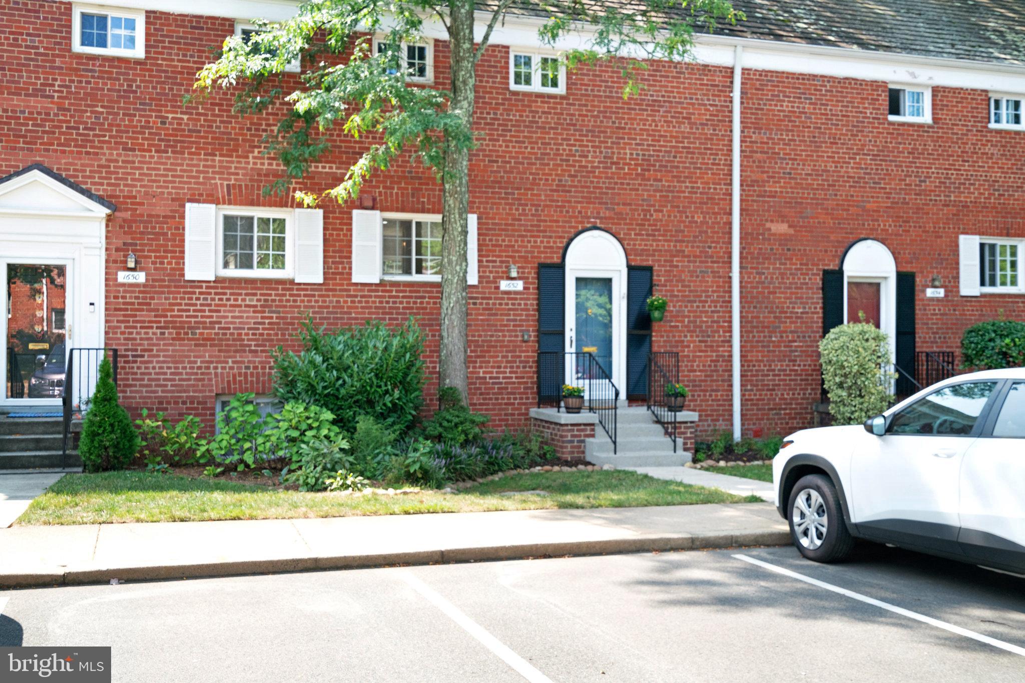 1652 MOUNT EAGLE PLACE