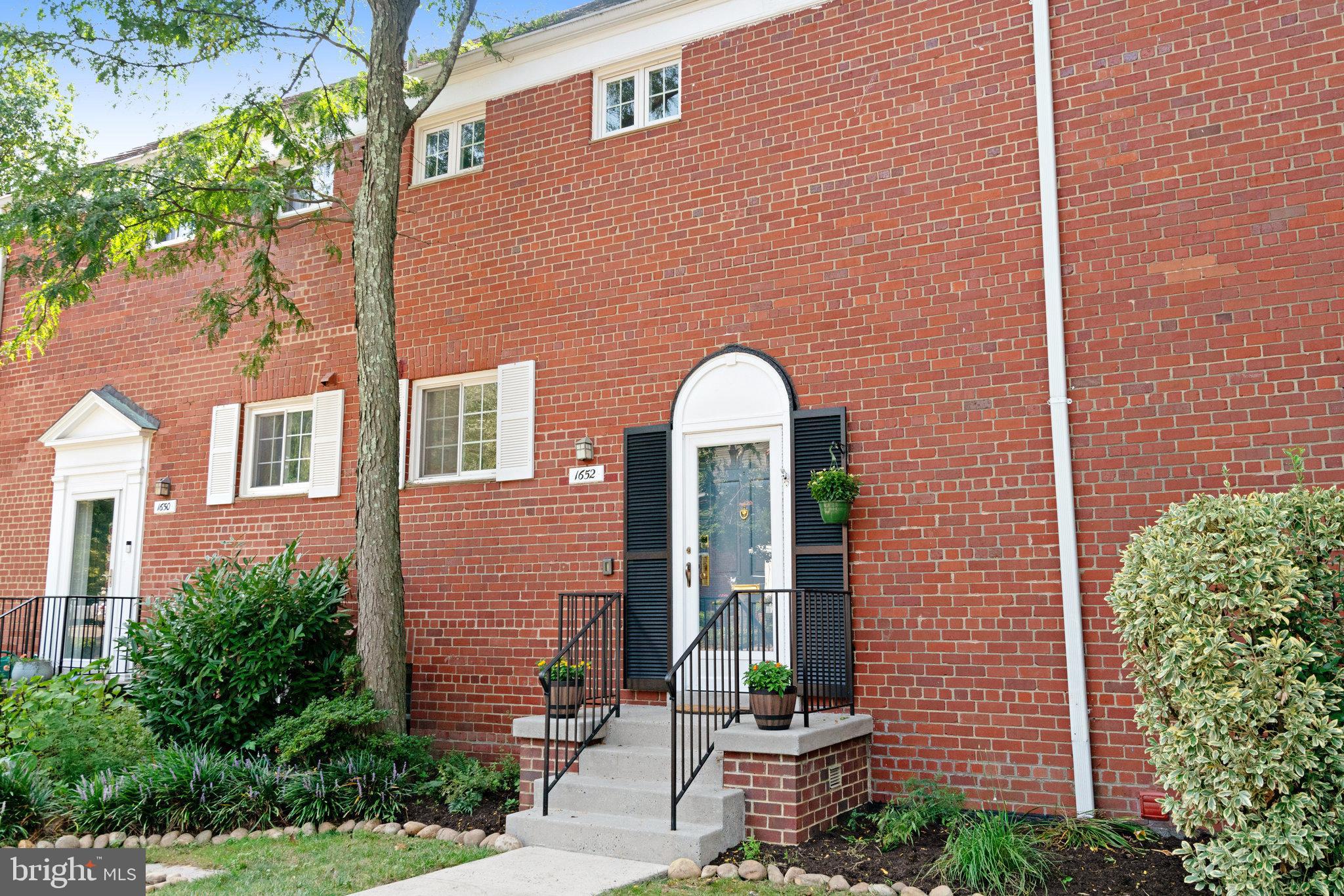 1652 MOUNT EAGLE PLACE