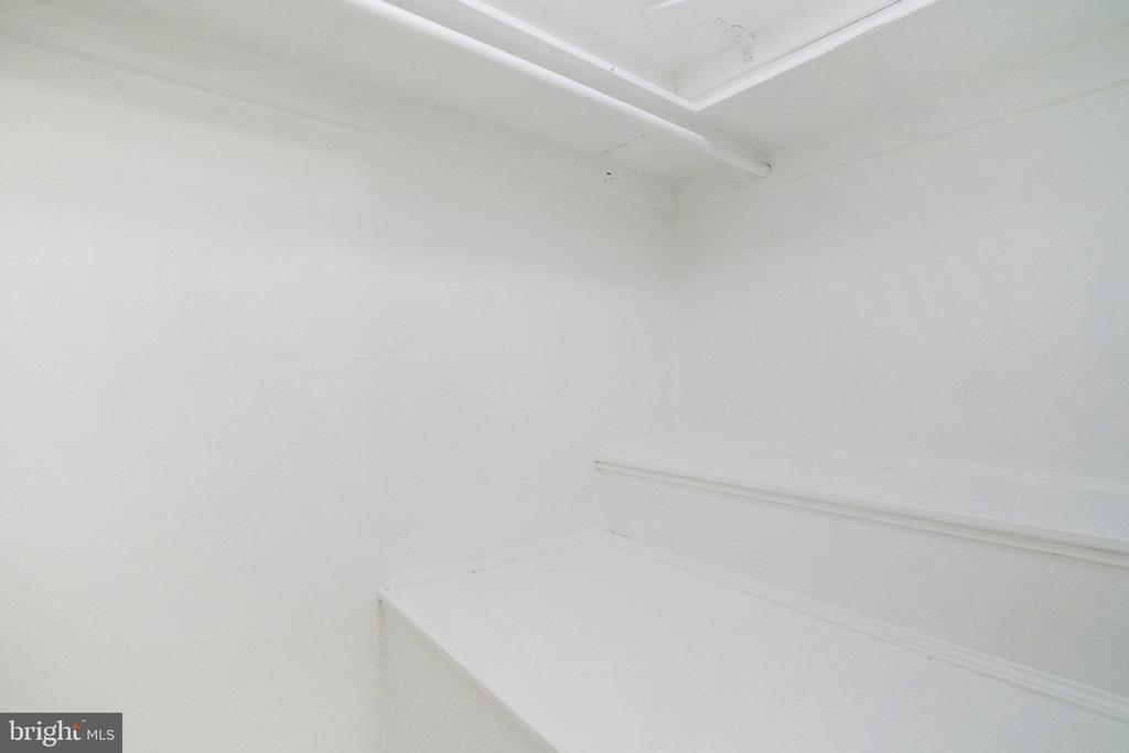 1652 MOUNT EAGLE PLACE