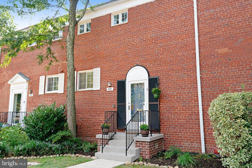 1652 MOUNT EAGLE PLACE