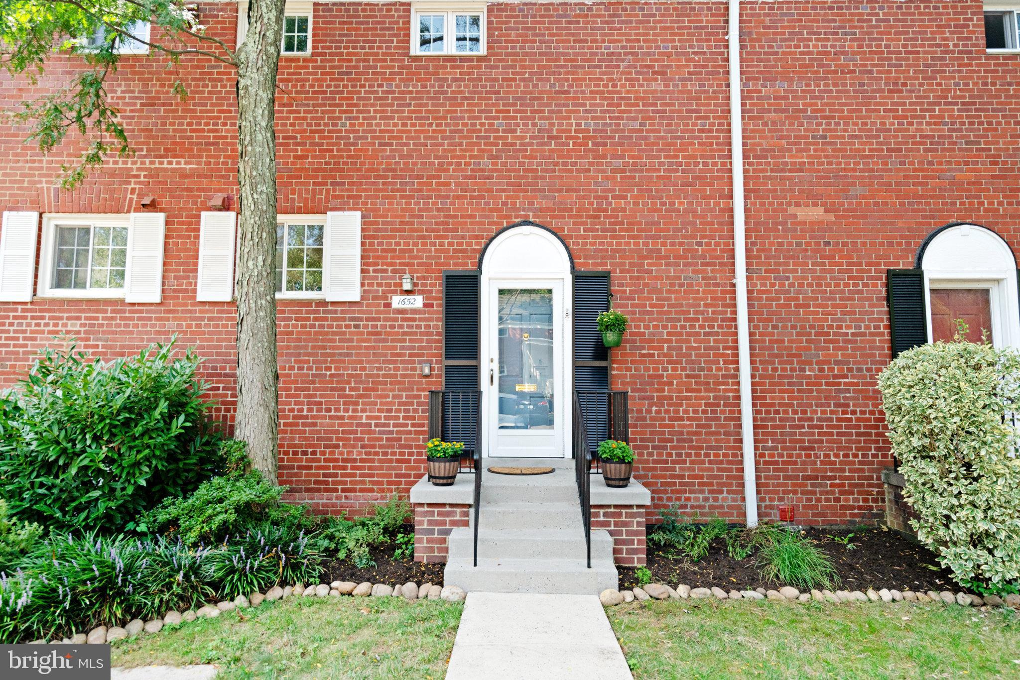 1652 MOUNT EAGLE PLACE