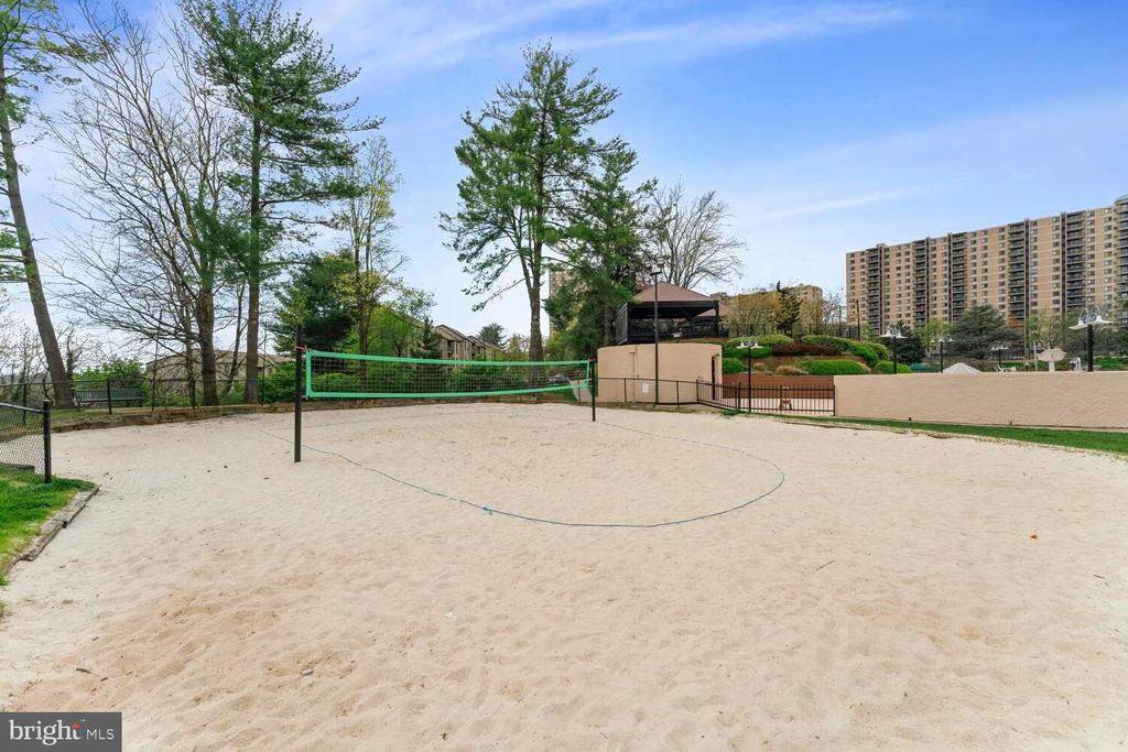 307 YOAKUM PKWY #601