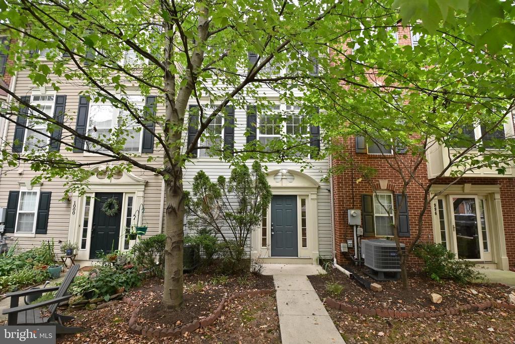 998 HARRISON CIRCLE