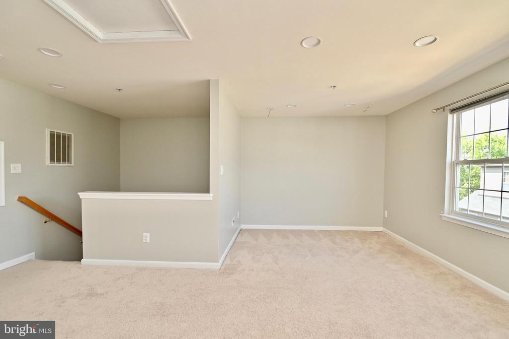998 HARRISON CIRCLE