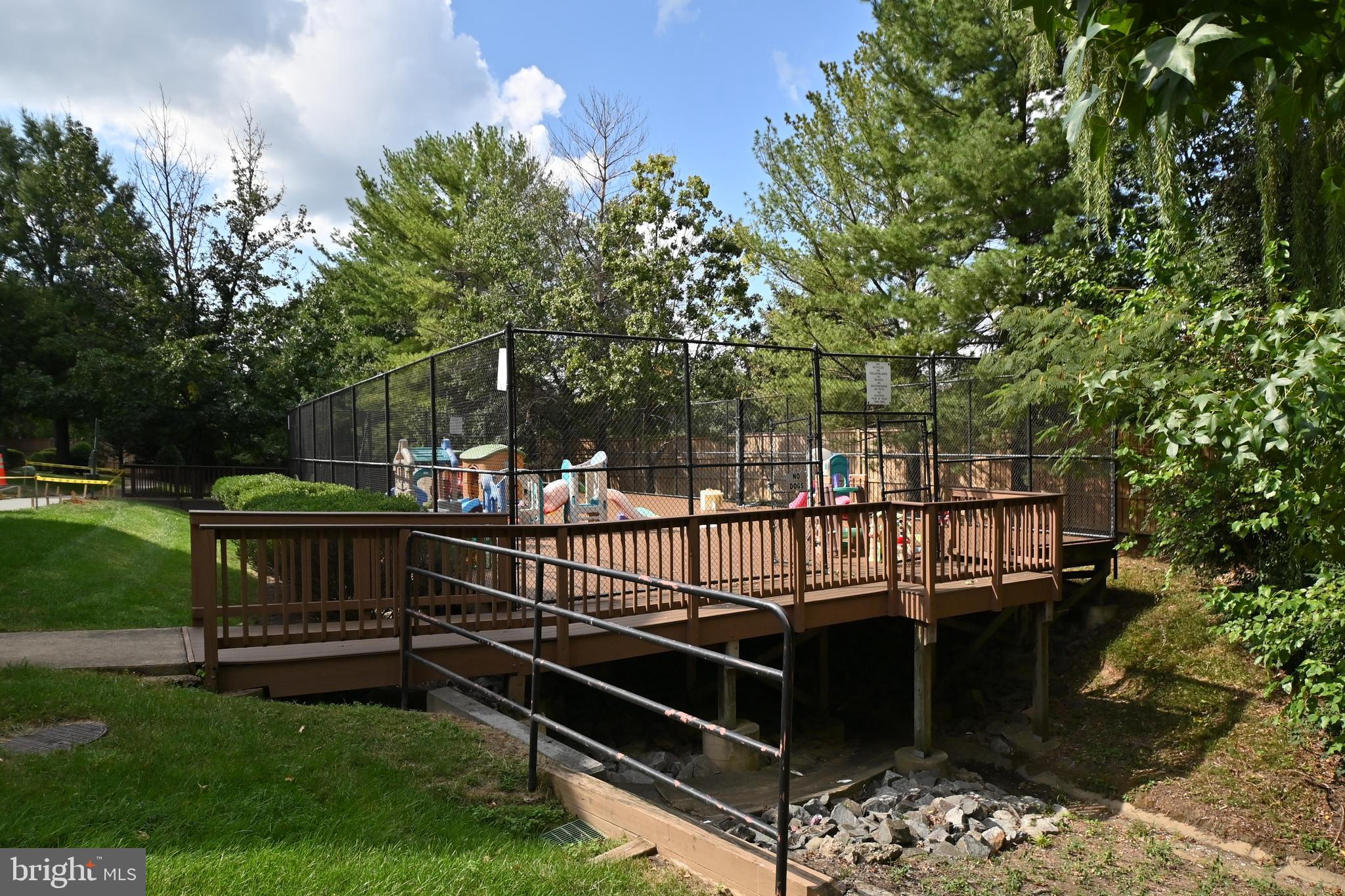 998 HARRISON CIRCLE