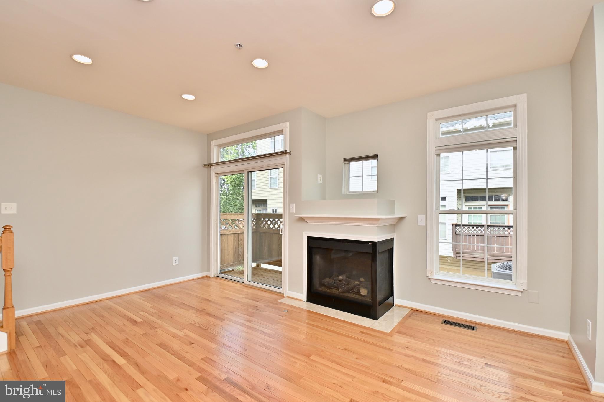 998 HARRISON CIRCLE