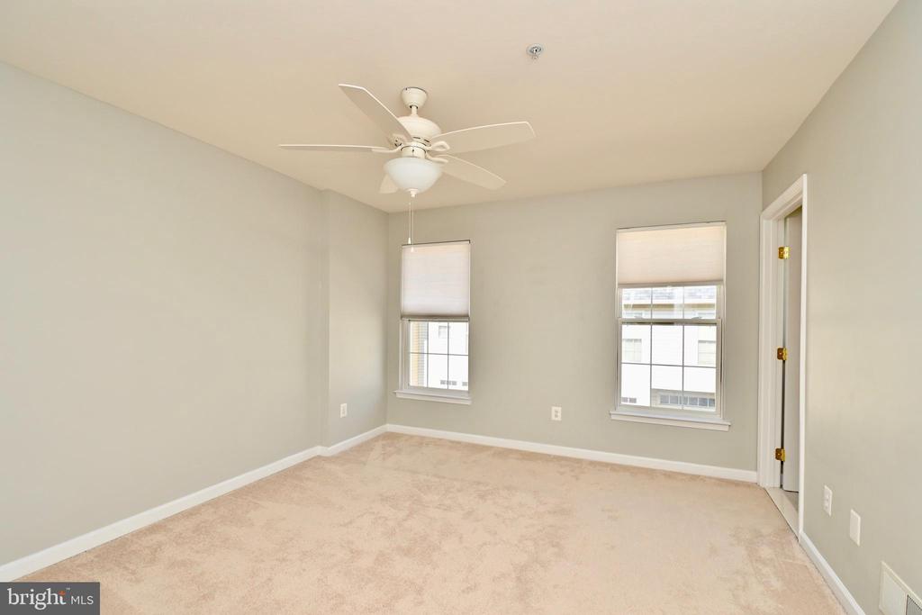 998 HARRISON CIRCLE