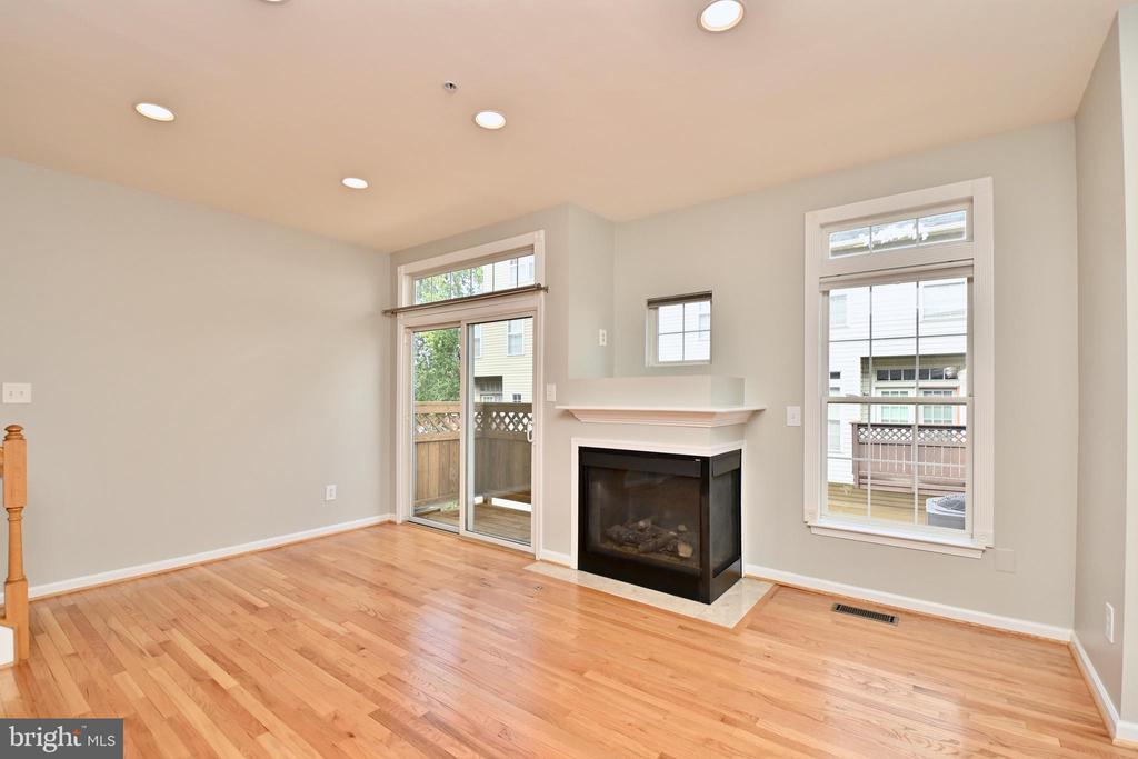 998 HARRISON CIRCLE
