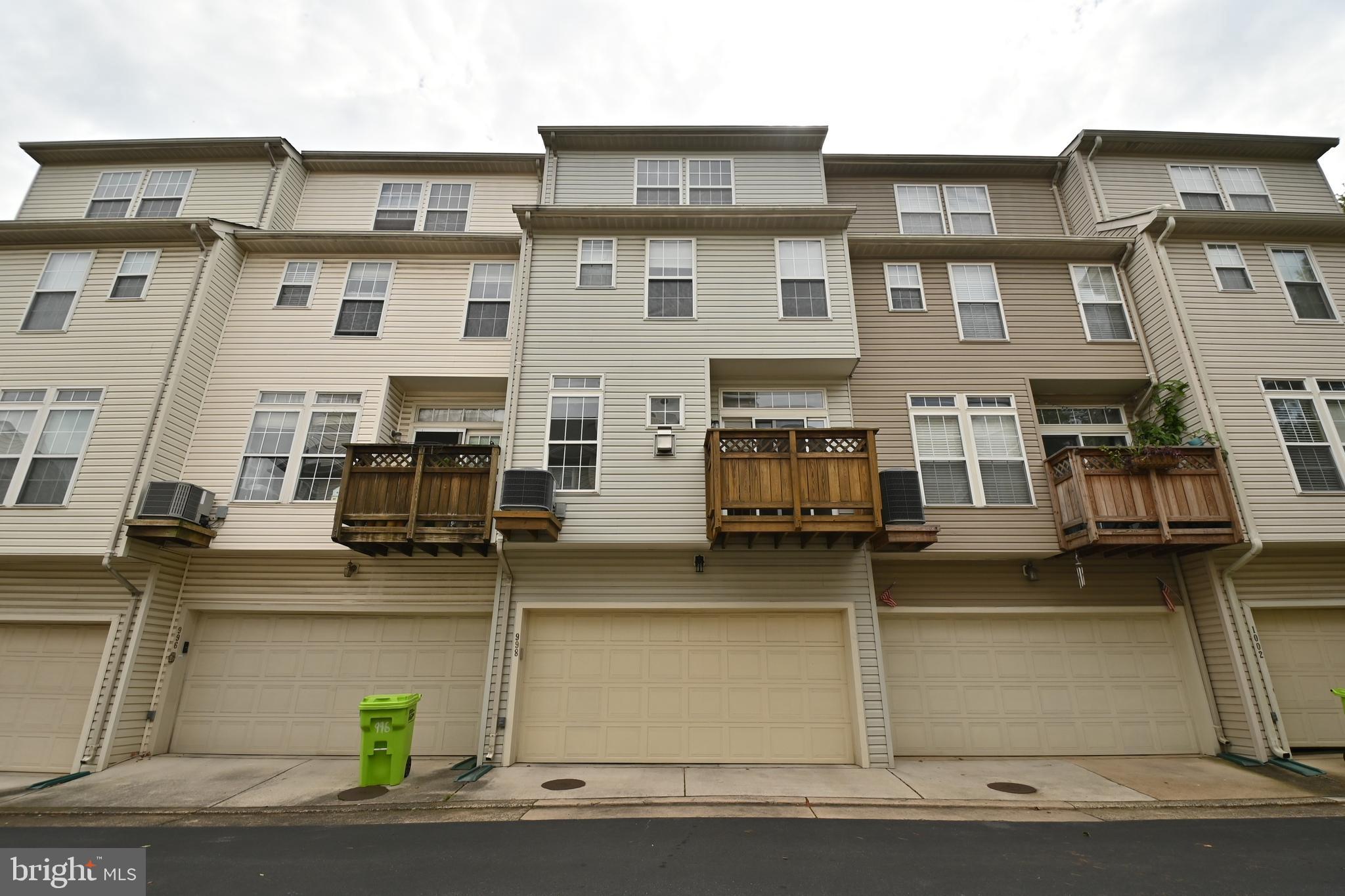 998 HARRISON CIRCLE