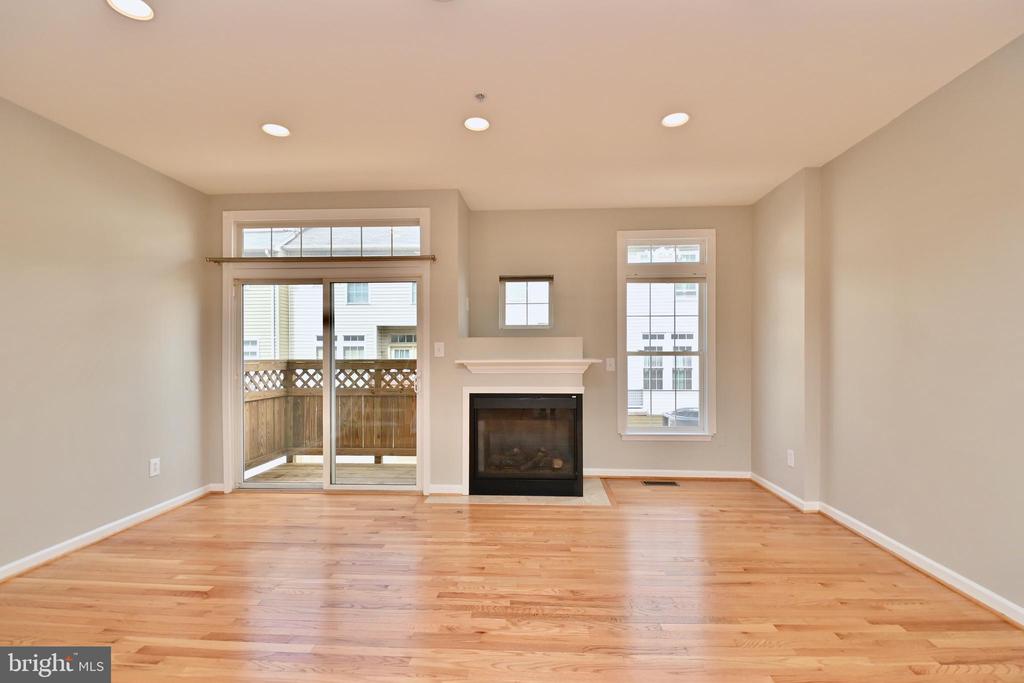 998 HARRISON CIRCLE