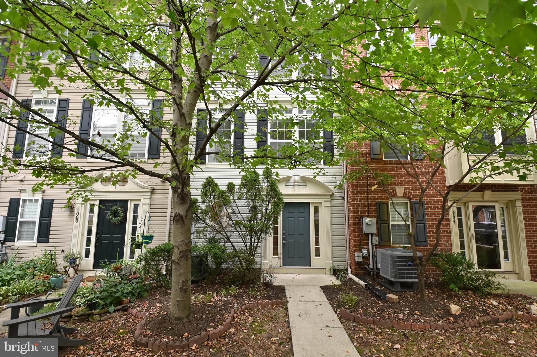 998 HARRISON CIRCLE