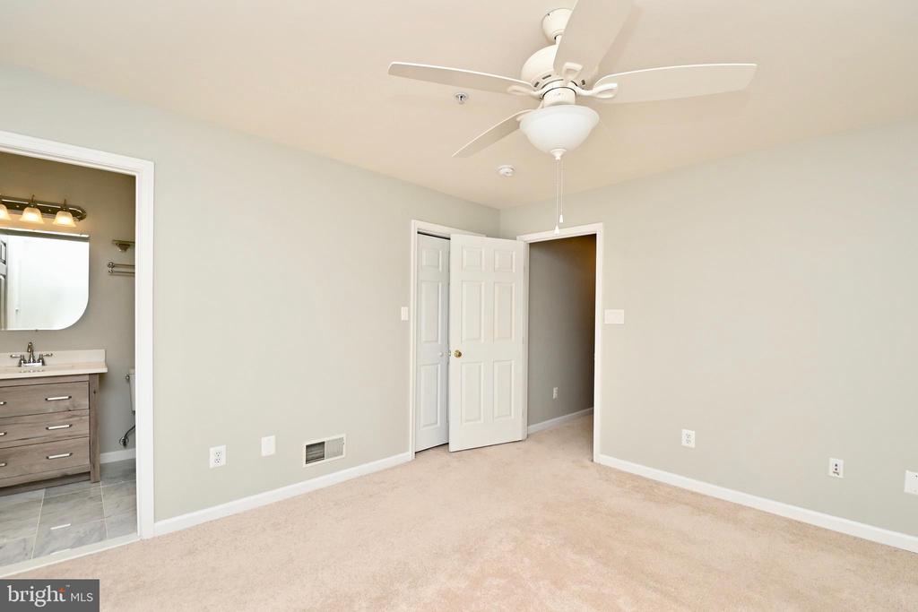 998 HARRISON CIRCLE