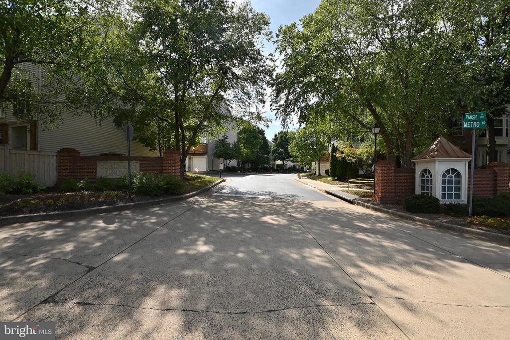998 HARRISON CIRCLE