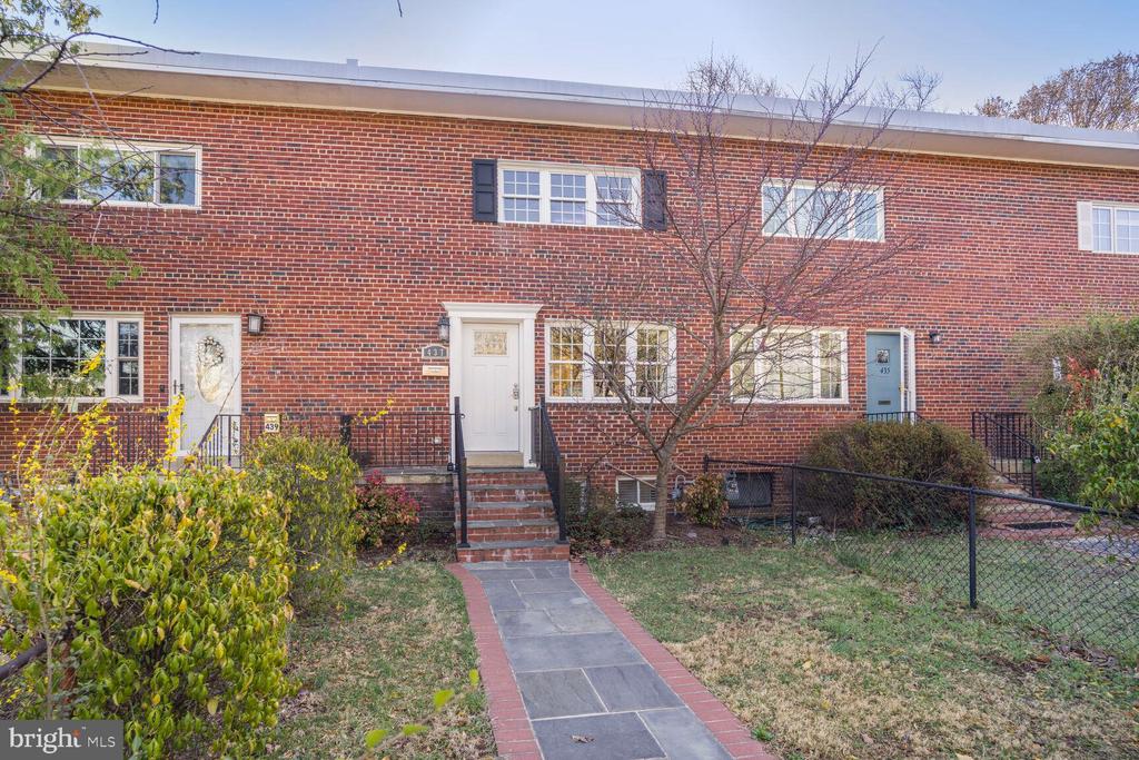 437 Earl St