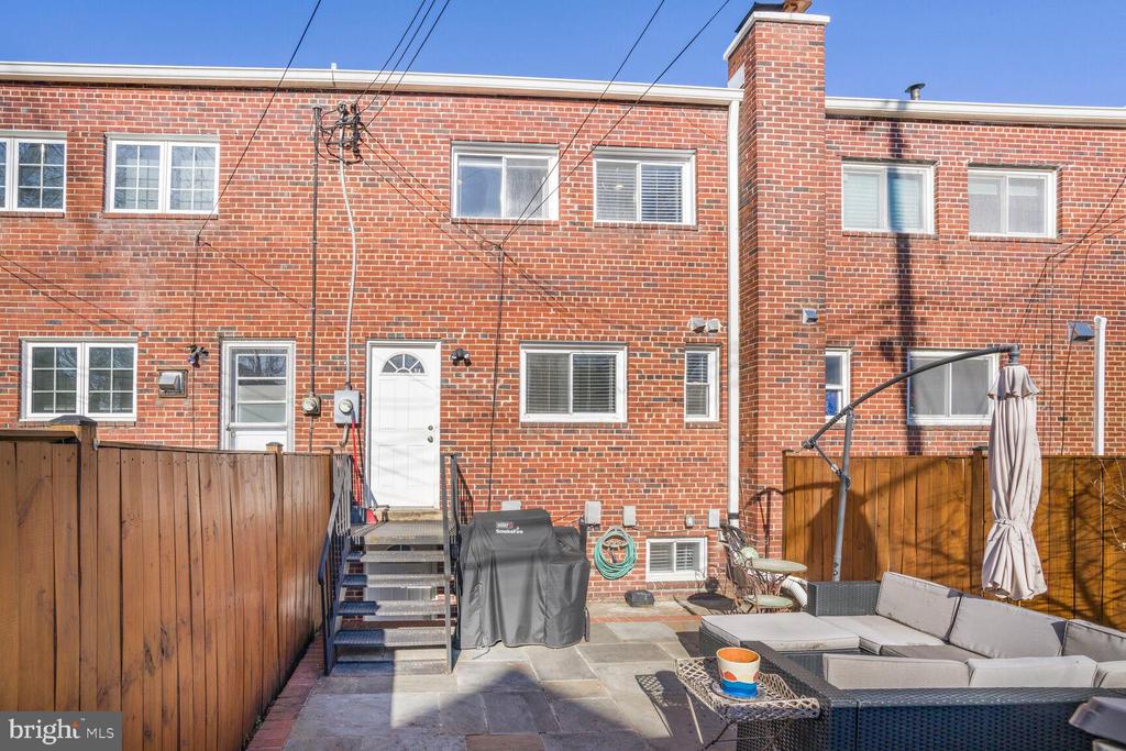 437 Earl St