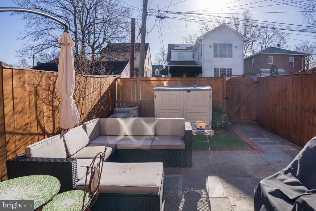 437 Earl St