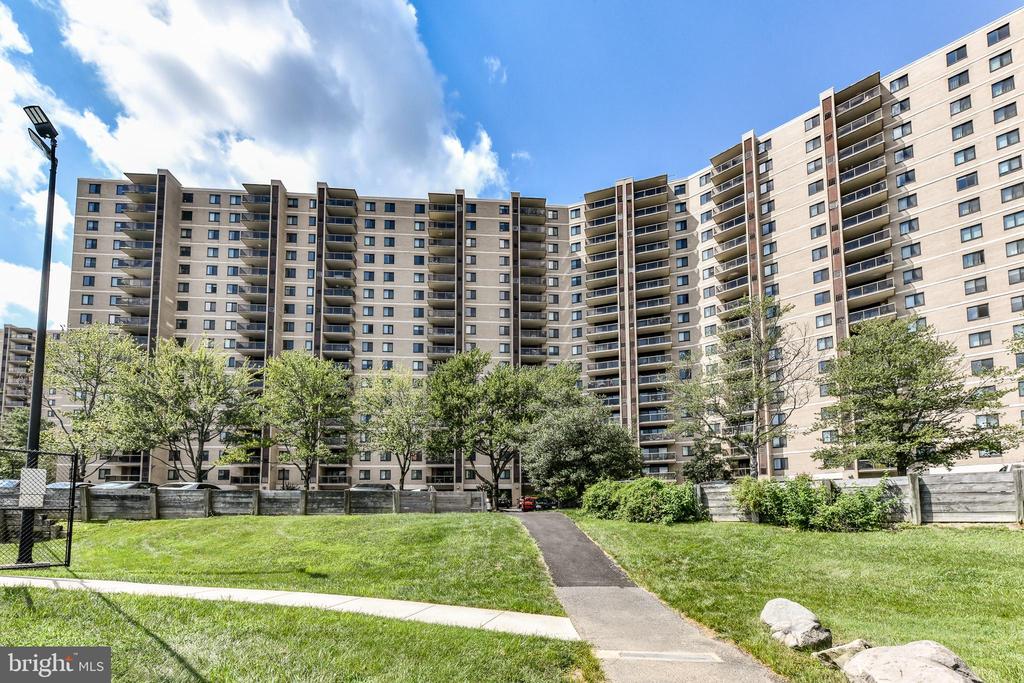 307 YOAKUM PKWY #1220