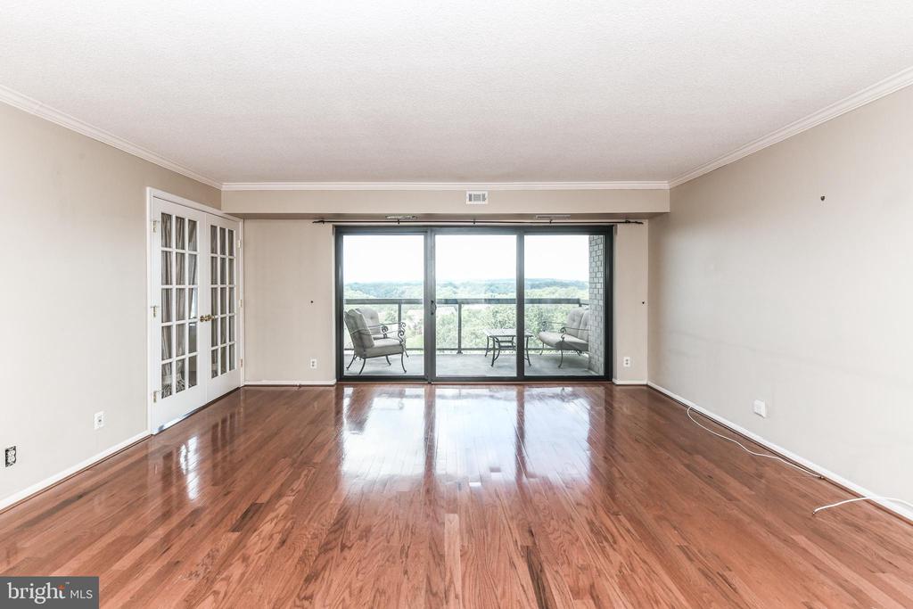 307 YOAKUM PKWY #1220