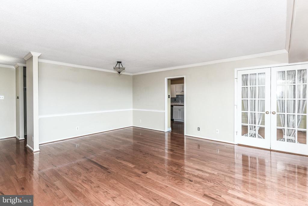 307 YOAKUM PKWY #1220