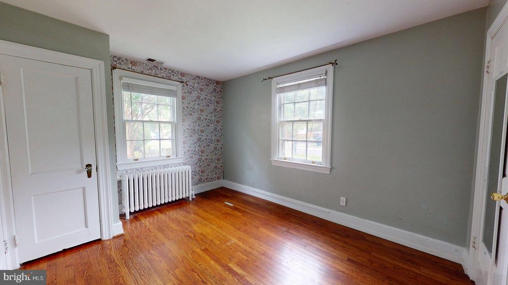 15 E CUSTIS AVE