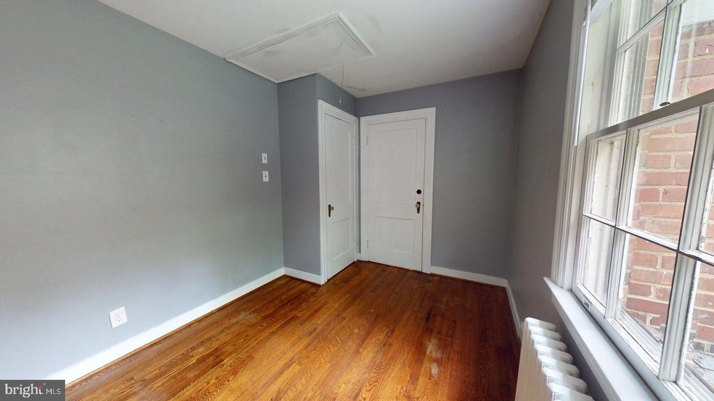 15 E CUSTIS AVE