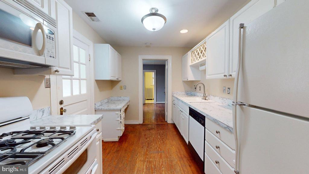 15 E CUSTIS AVE