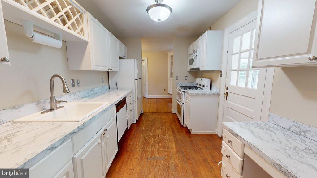 15 E CUSTIS AVE